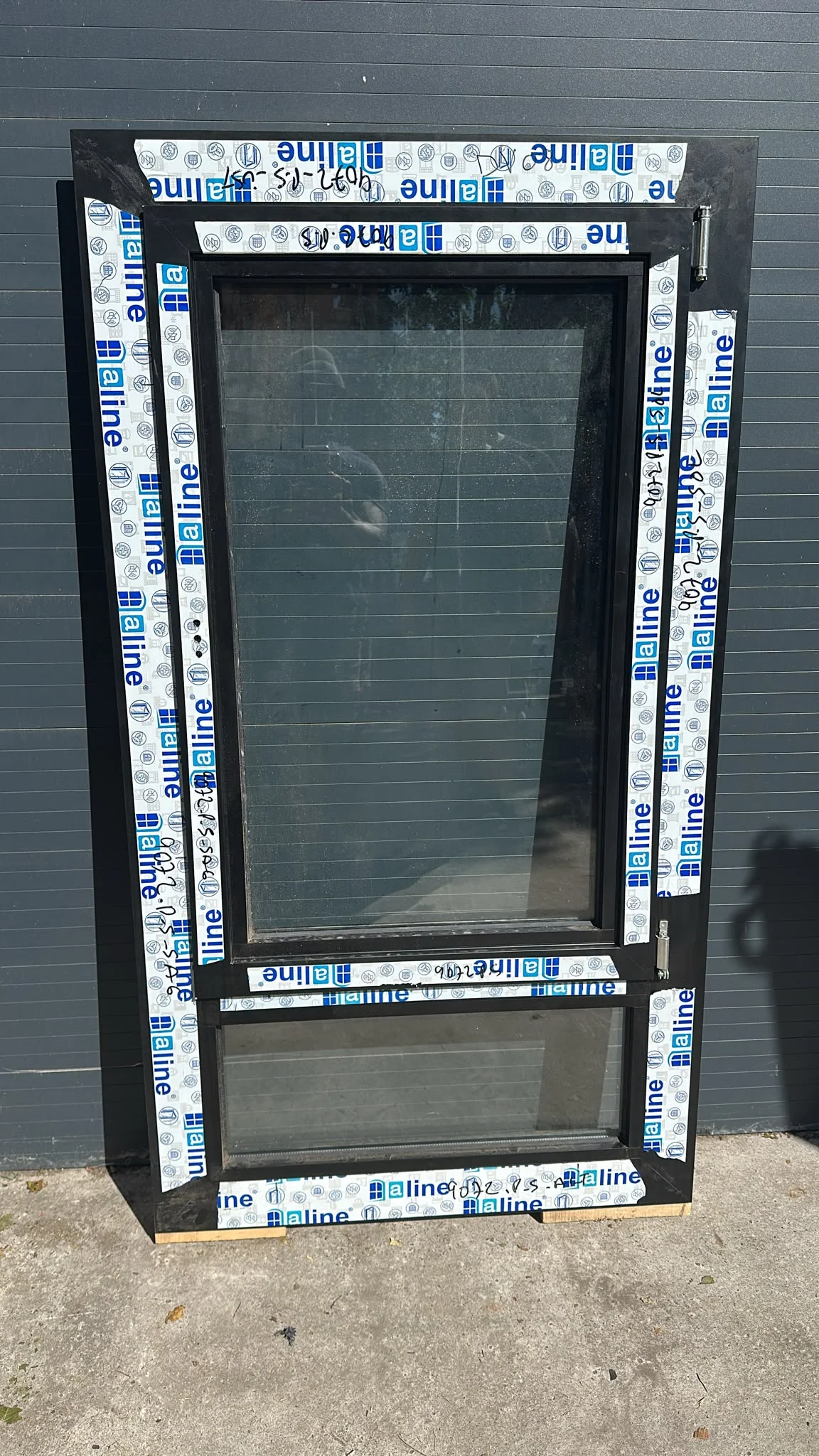 Fenêtre alu noir un vantail avec sous- bassement - Bricolage - Lentilly (69210)
