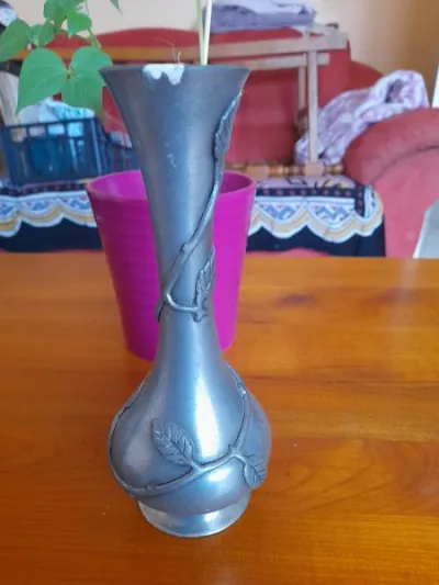 Ancien vase soliflore en étain - photo 2