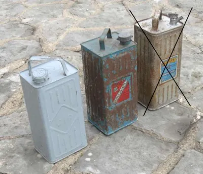 2 bidons d'essence anciens - photo 3