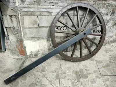 Roue calèche bois support métal, ancien rustique - photo 2