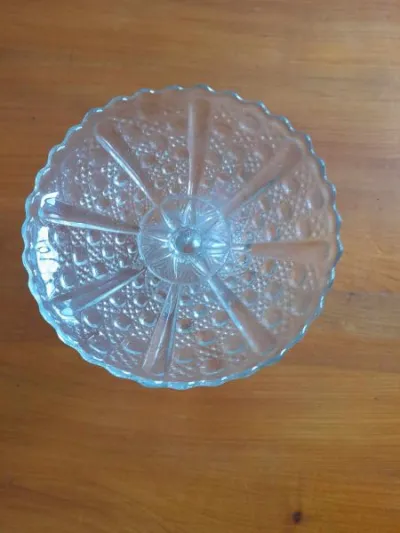 Coupe à fruit sur pied en verre ciselée et moulée - photo 3