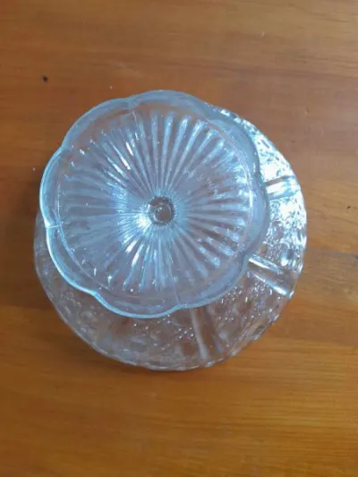 Coupe à fruit sur pied en verre ciselée et moulée - photo 2