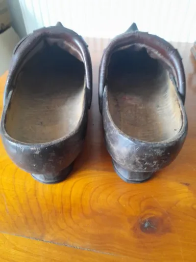 Ancienne paire de sabots en bois et brides cuir - photo 3