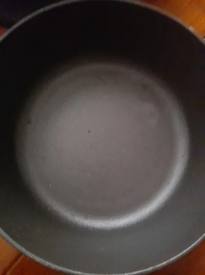 Cocotte en fonte noir diamètre 21 cm - photo 3