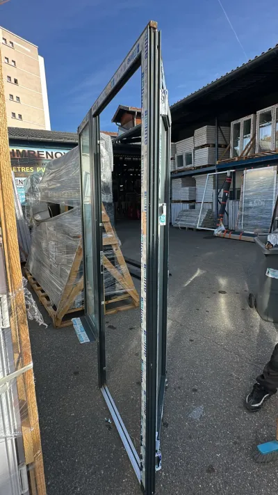 Porte d’entrée avec un fixe en alu 7016 vitrée - photo 2