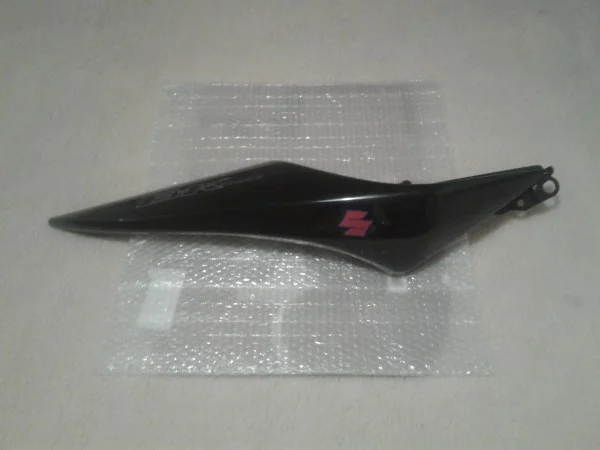 Cache latéral droit suzuki 1340 b king 2017 - Équipements Moto - Compiègne (60200)