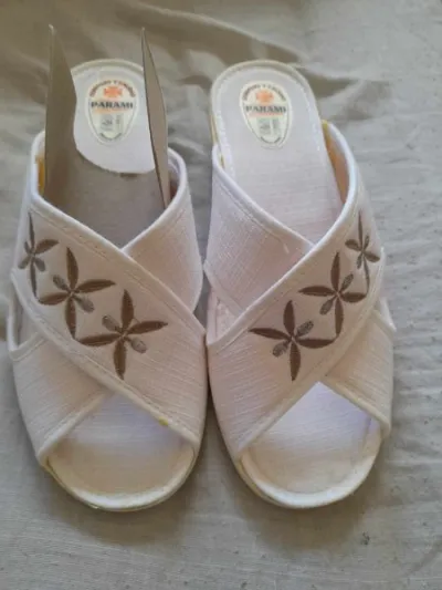 Paire de mules brodées dessus croisé 38 - Chaussures - Saint-Satur (18300)