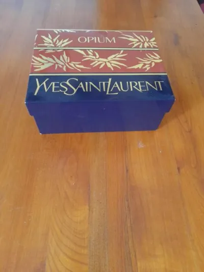 Boite publicitaire vide en carton yves saint laure - photo 4