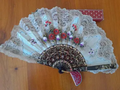 Eventail brodé armature plastique,objet de déco - Décoration - Saint-Satur (18300)