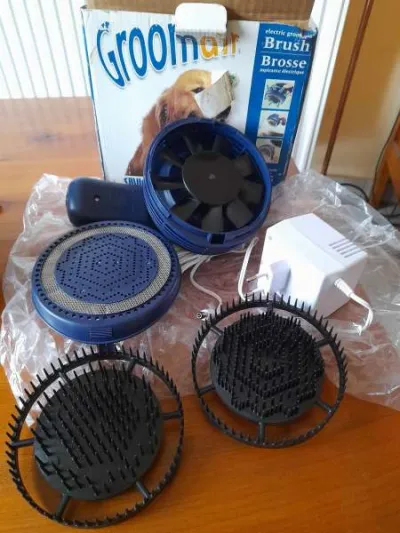 Brosse de toilettage aspirante électrique - photo 2