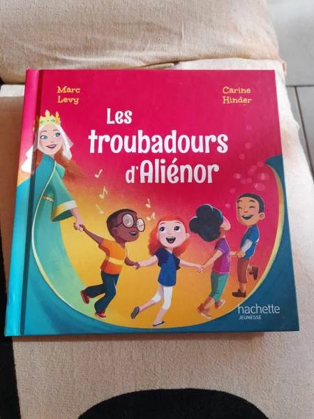 Les troubadours d' aliénor - hachette jeunesse - Livres - Saint-Satur (18300)