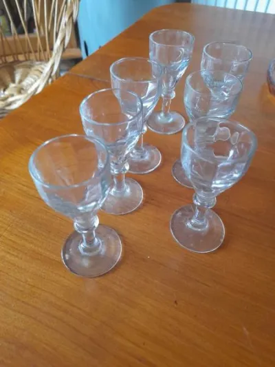 Lot 7 verres à liqueurs sur pied - photo 2