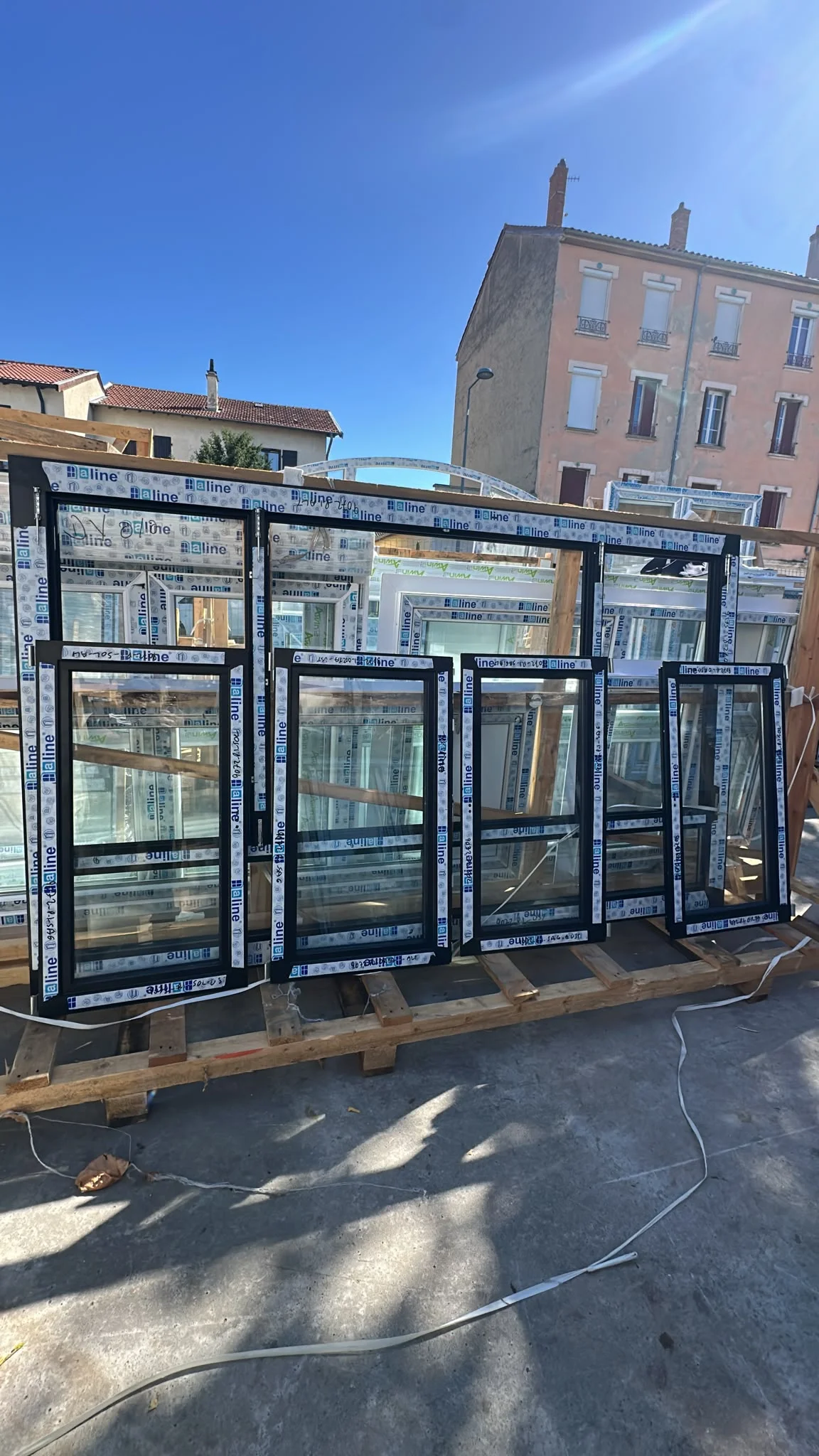 Fenêtre alu noir quatre vantaux avec sousbassement - Bricolage - Vaugneray (69670)