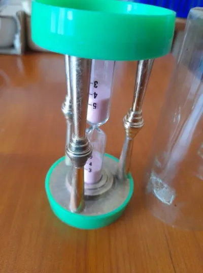 Sablier en verre et plastique - photo 2