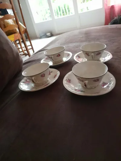 Lot 4 tasses et 4 sous tasses en porcelaine - photo 2