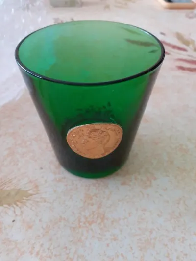 1 petit verre vert avec plaque ronde charles x - Collection - Saint-Satur (18300)
