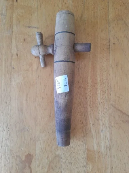 Ancien robinet de tonneau en bois - Collection - Saint-Satur (18300)