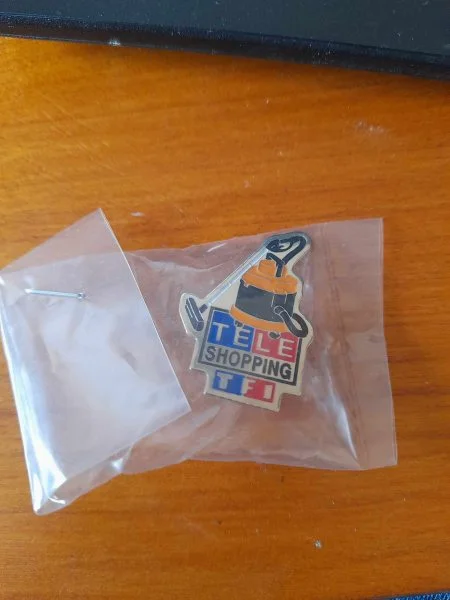 Pin's tf1 télé shopping tf1 - Collection - Saint-Satur (18300)