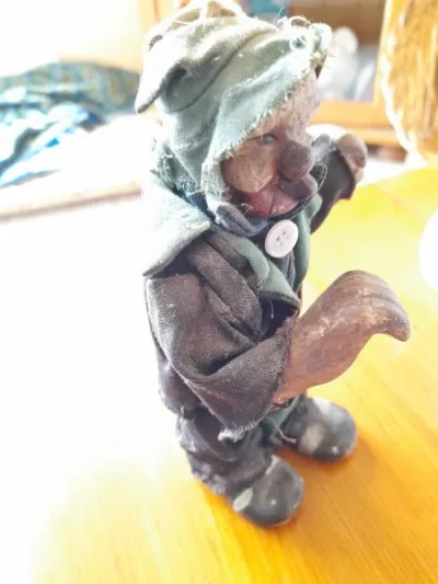 Petite figurine clochard en porcelaine - photo 2