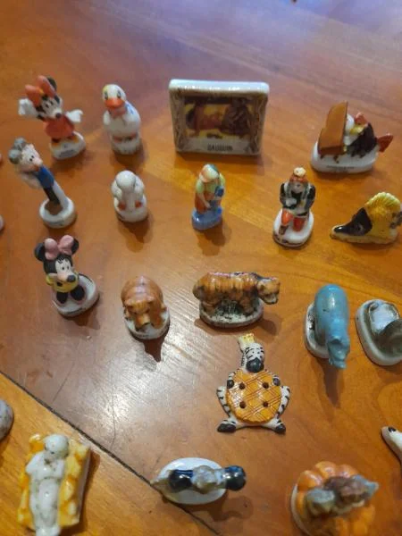 Lot 36 fèves divers marques disney , warner bros - Collection - Saint-Satur (18300)