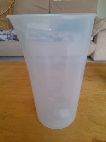 Verre mesureur en plastique opaque - Collection - Saint-Satur (18300)