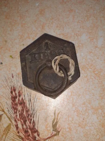 Ancien poids hexagonal de 1 kilogramme - Collection - Saint-Satur (18300)