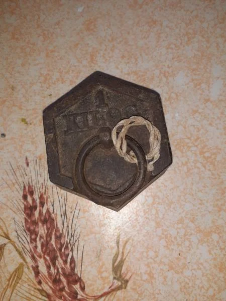 Ancien poids hexagonal de 1 kilogramme - Collection - Saint-Satur (18300)