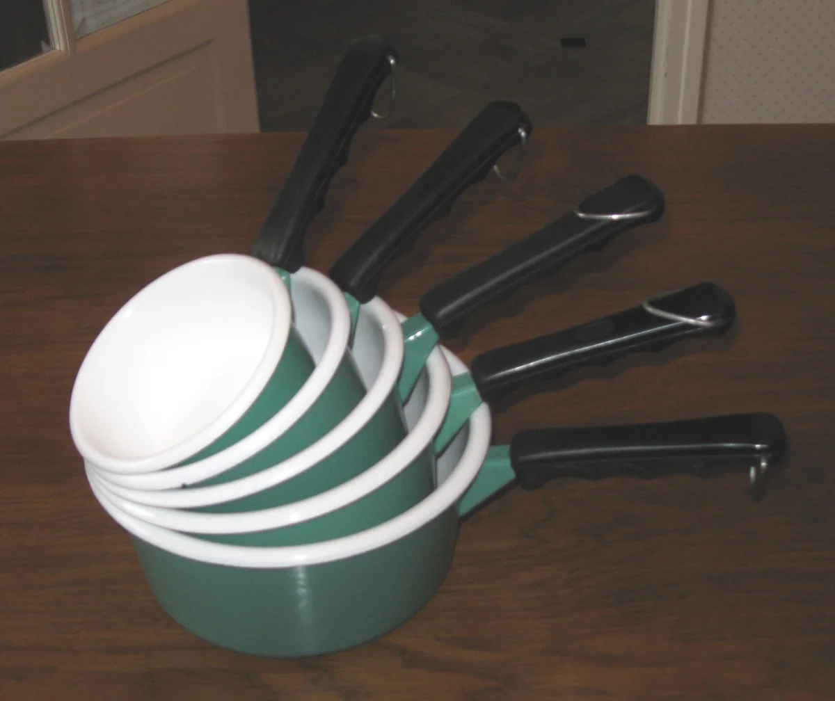 Batterie de casseroles émaillées vintage années 50 - Arts de la Table - Maule (78580)