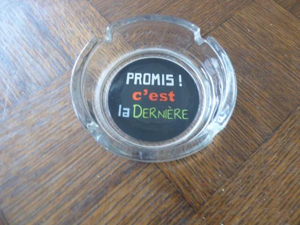 Cendrier en verre "promis c'est la dernière" - Collection - Saint-Satur (18300)