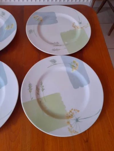 Lot 4 assiettes à repas " porcelaine fine" - photo 2