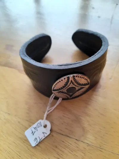 Bracelet en cuir noir ethnique - Bijoux & Montres - Saint-Satur (18300)