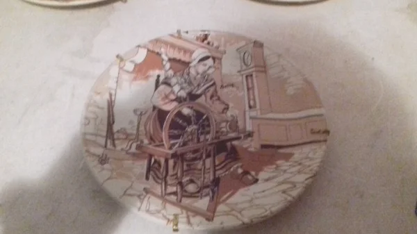 Assiette décorative en porcelaine " castelroux "n3 - Arts de la Table - Saint-Satur (18300)