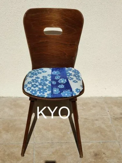 Chaise, bois massif, tissu bleu blanc - bon état - Meubles - Foncine-le-Haut (39460)