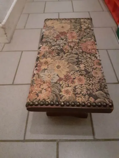 Ancien repose pied en bois et tapisserie - photo 4