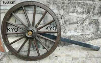 Roue calèche bois support métal, ancien rustique - Décoration - Foncine-le-Haut (39460)