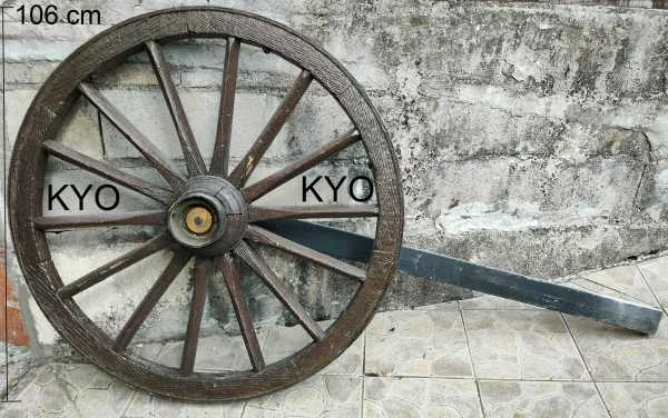 Roue calèche bois support métal, ancien rustique - Décoration - Foncine-le-Haut (39460)