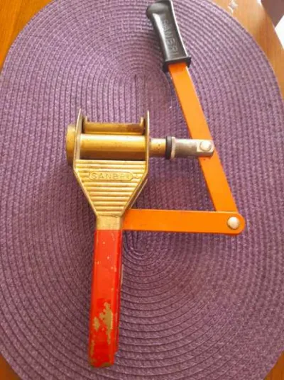 Ancienne boucheuse en métal et laiton sanbri - Collection - Saint-Satur (18300)