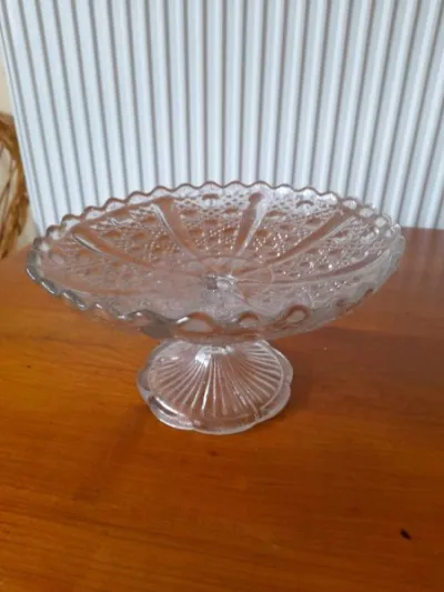 Coupe à fruit sur pied en verre ciselée et moulée - photo 4