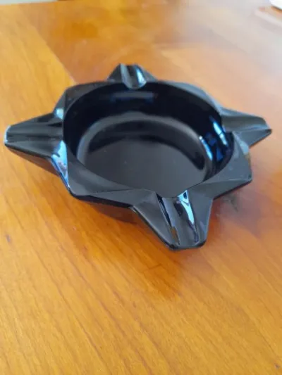 Cendrier en verre teinté noir moulé - forme étoile - photo 4