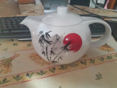 Théière en Porcelaine Soleil levant - Arts de la Table