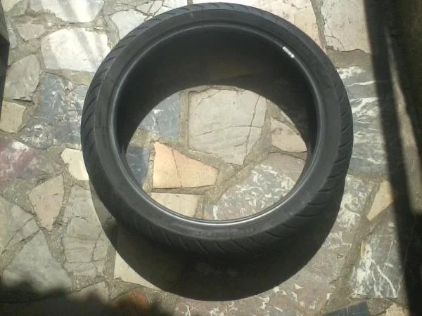 Pneu avant michelin - Équipements Moto - Nancy (54000)