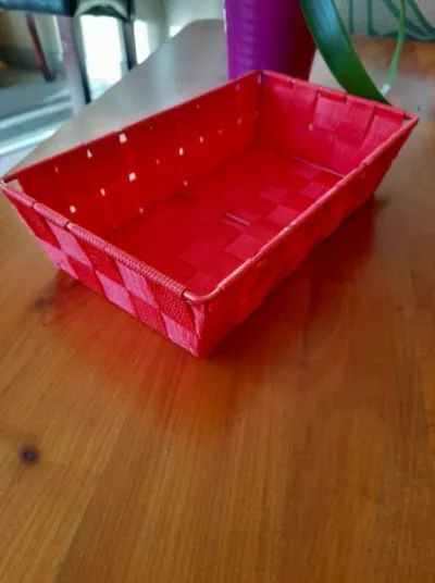 Panier rectangulaire tissu tressé rouge - Décoration - Saint-Satur (18300)