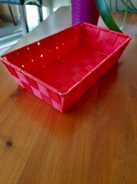 Panier rectangulaire tissu tressé rouge - Décoration - Saint-Satur (18300)