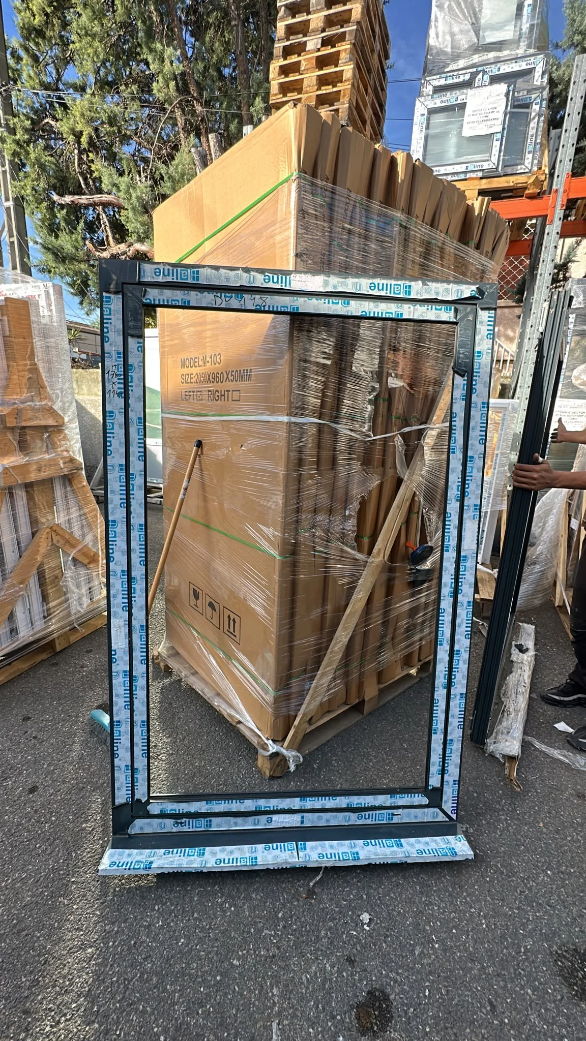 Fenêtre un vantail en alu 7016 sans vitrage - Bricolage - Vaulx-en-Velin (69120)