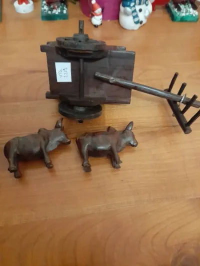 Petite calèche en bois décorative avec ses bœufs - Décoration - Saint-Satur (18300)