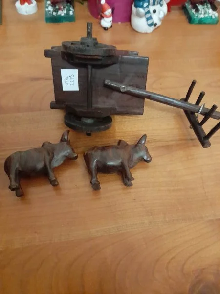 Petite calèche en bois décorative avec ses bœufs - Décoration - Saint-Satur (18300)