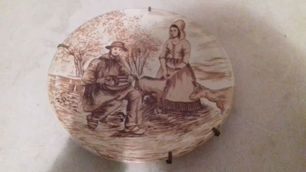 Assiette décorative en porcelaine " castelroux "n5 - Arts de la Table - Saint-Satur (18300)