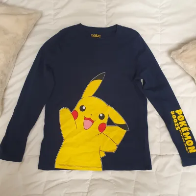 Lot de 4 vêtements pokemon. Taille 146 cm - photo 2
