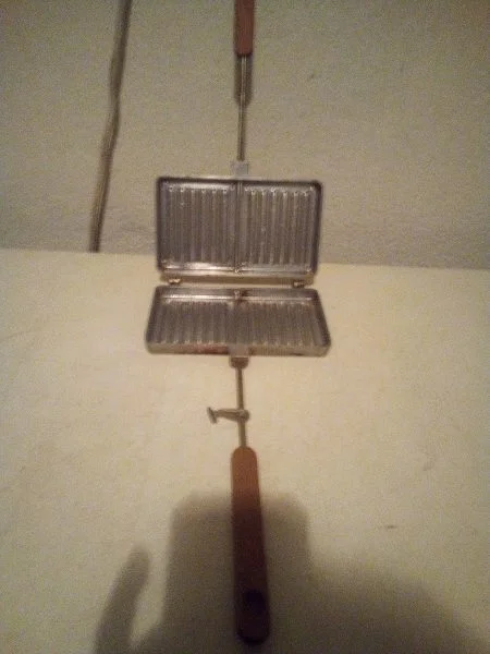 Ancien gauffrier à main - Collection - Saint-Satur (18300)