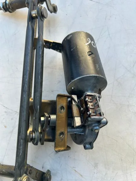 Moteur d'essuie-glace avec support porsche 912 - Équipements Auto - Nice (06000)
